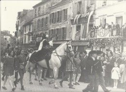 Photo Grand Format (reproduction) - Défilé Passant Place De L'étape  - Fontainebleau - 1946 - Other & Unclassified