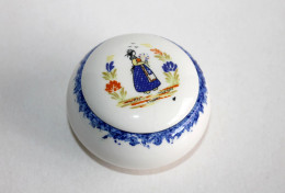 ANCIEN PILULIER, BONBONNIERE, BOITE En FAIENCE EMAILLÉE, STYLE QUIMPER FAIT MAIN, ART DECORATIF FRANCAIS (0603.13) - Cajas/Cofres