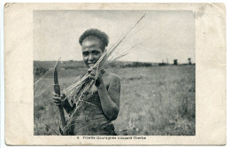 AFRIQUE ETHIOPIE CPA Non écrite * Fillette Gouraghée Coupant L'herbe - Ethiopie