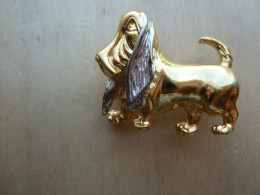 Broc-078 Broche Chien Basset,métal Doré,oreilles Tombantes Grises A VOIR - Andere & Zonder Classificatie