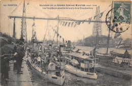 44-NANTES- SOUVENIR DE LA GRANDE SEMAINE MARITIME ( AOUT 1908 ) LES TORPILLEURS AMARRES DEVANT LE PONT TRANSBORDEUR - Otros & Sin Clasificación