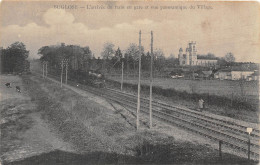 40-BUGLOSE- L'ARRIVEE DU TRAIN EN GARE ET VUE PANORAMQUE DU VILLAGE - Sonstige & Ohne Zuordnung