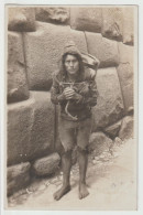 CARTE PHOTO T. VARGAS AREQUIPA DE 1904 - PEROU ( CUZCO ) - UNE INDIENNE DEVANT LA MURAILLE DU PALAIS DES INCAS -z R/V Z- - Perù