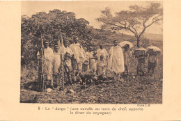 ETHIOPIE- LE " DERGO " UNE CORVEE AU NOM DU CHEF APPORTE LE DINER DU VOYAGEUR - Etiopia
