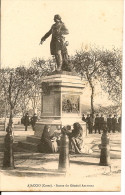 CORSE - AJACCIO - Marché Place Abatucci - Une Femme Et Ses Enfants Au Pied De La Statue Du Général - Ajaccio