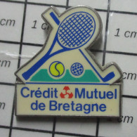 511D Pin's Pins / Beau Et Rare / BANQUES / CREDIT MUTUEL DE BRETAGNE RAQUETTE CLUB GOLF BALLES - Banche