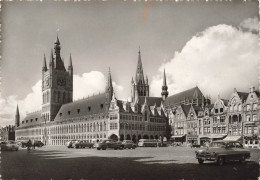 BELGIQUE - Ypres - Vue Sur La Grande Place Et Les Halles - Carte Postale - Ieper