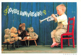 FETES ET VOEUX - Un Enfant Assis Jouant Une Trompette Devant Ses Peluches - Colorisé - Carte Postale - Verjaardag