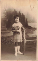 ENFANTS - Une Petite Fille Debout - Seule - Tenant Un Bouquet De Fleur Dans Sa Main - Carte Postale Ancienne - Sonstige & Ohne Zuordnung