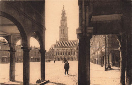 FRANCE - Arras ( Pas De Calais) - La Petite Place - Au Fond L'hôtel De Ville - Vus Des Arcades - Carte Postale Ancienne - Arras