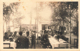 FANTAISIES - Hommes - Un Groupe D'homme Assis Sur Des Grandes Tables - Carte Postale Ancienne - Men