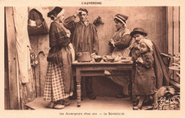 FRANCE - L'Auvergne - Les Auvernats Chez Eux - Le Bénédicité - La Famille Autour Du Table - Carte Postale Ancienne - Auvergne