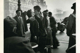 Robert DOISNEAU - Kiss By The Hôtel De Ville - PARIS 1950 - Doisneau