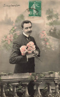 FANTASIES - Hommes - Un Homme Seul Tenant Un Bouquet De Fleur Dans Sa Main - Carte Postale Ancienne - Männer