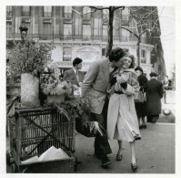 Robert DOISNEAU - 1950 - Baiser Aux Poireaux - Couple Dans La Rue - Doisneau