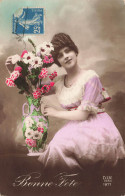 FETES - VOEUX - Bonne Fête - Une Femme Tenant Un Bouquet De Fleur Dans Une Vase - Carte Postale Ancienne - Other & Unclassified