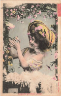 FANTAISIES - Femmes - Une Femme Seule Tenant Des Fleurs Dans Sa Main - Carte Postale Ancienne - Women
