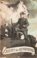 MILITARIA - Régiments - Un Homme Tenant Un Fusil - Saluti Dal Reggimento - Carte Postale Ancienne - Régiments