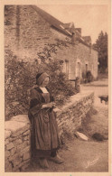 FOLKLORE - Personnage - Bretagne - Baud (Morbihan) - Paysanne En Costume De Baud - Carte Postale Ancienne - Personnages