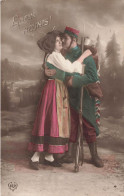 FOLKLORE - Enfin Réunis - Tenue Traditionnelle - Costume - Couple Avec Un Soldat - Carte Postale Ancienne - Bekende Personen