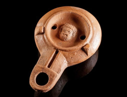 A Roman Terracotta Factory Oil Lamp With Selenus - Archeologia