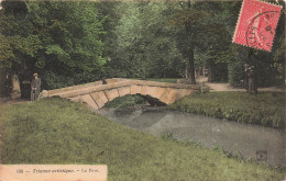 FRANCE - Trianon Artistique - Vue Sur Le Pont - Un Homme Assis Sur Le Pont - Carte Postale Ancienne - Versailles (Castillo)