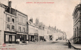 ATTIGNY ( 08 ) - Un Coté De La Place Charlemagne - Attigny