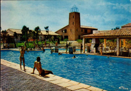 ROQUEBRUNE-SUR-ARGENS     ( VAR )  DOMAINE DES BAUX  .  LA PISCINE ET LE CENTRE COMMERCIAL - Roquebrune-sur-Argens