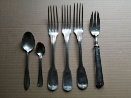 UN LOT DE COUVERTS EN METAL ARGENTE - Silverware