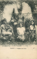 TAHITI   Indigenes Avec Fruits - Frans-Polynesië