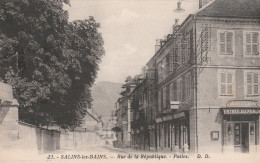 CPA    SALINS LES BAINS  RUE DE LA REPUBLIQUE  POSTE ET PERCEPTION  TRES ANCIENNE  DOS VERT - Postal Services