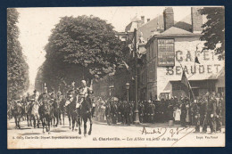 08. Charleville. Les Allées Un Jour De Revue. Défilé Militaire, Cavalerie, Drapeaux. 1904 - Charleville