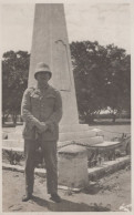 AFRIQUE / NIGER SANS DOUTE / TRES BELLE CARTE PHOTO /  SOLDAT DEVANT MONUMENT AUX MORTS A SITUER - Niger