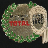 77543-Pin's. Total.Carburant.Rallye.Paris Dakar.signé Tosca. - Carburanti