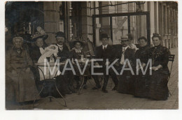 Cpa  Photo Belgique  " Groupe De Personnes à La Terrasse D'un Café - Publicité Bière Blanche De LOUVAIN " - Caffé