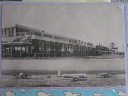 BRON  L AEROGARE DC 4 EN STATIONNEMENT - Bron