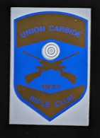 AUTOCOLLANT UNION CARBIDE  RIFLE CLUB 1971 - CLUB DE TIR - CARABINE - ARMES SPORT CARABINE - Adesivi