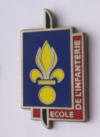 P141 Pin's Armée Militaire école De L'infanterie Signé Boussemart Achat Immédiat - Militaria