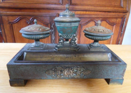 Garniture De Bureau  ( Encrier , Porte Plume,  "vide Poche"   Empire Bronze Patine Verte  Et Laiton - Inkwells