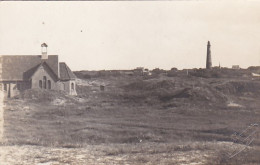 486058Schiermonnikoog, Rooms Katholieke Kapel Met Vuurtoren. (Fotograaf Piet Kramer (zie Rechtsonder) Foto - Schiermonnikoog