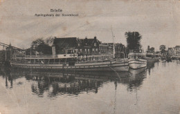 4893592Brielle, Aanlegplaats Der Stoomboot. (Diverse Vouwen En Bruine Vlekken)  - Brielle