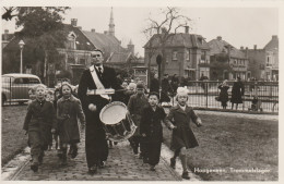 4893671Hoogeveen, Trommelslager. (FOTOKAART) (Kleine Vouwen In De Hoeken)  - Hoogeveen