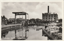 4893697Franeker, Stationsweg Met Brug. (FOTOKAART) (Doordruk Stempel, Vouw In De Bovenkant)  - Franeker