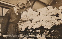 489294Aalsmeer, Centrale Aasmeersche Veiling De Bloemen Worden Zorgvuldig Verpakt. (FOTOKAART)  - Aalsmeer