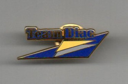 PIN'S AUTOMOBILE RENAULT TEAM DIAC Signé ARTHUS BERTRAND - Renault