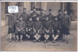 TROYES- CARTE-PHOTO- GROUPE DE MILITAIRES- ECRITURE REMARQUABLE AU VERSO - Troyes