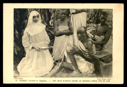 MISSIONS - AFRIQUE - OEUVRE DE LA PROPAGATION DE LA FOI - SOEUR BLANCHE SOIGNANT UN INDIGENE - Missionen