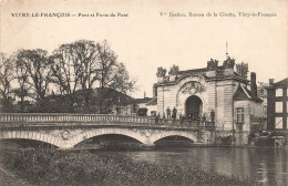 FRANCE - Vitry Le François - Vue Sur Le Pont Et Porte Du Pont - Animé - Des Gens Sur Le Pont - Carte Postale Ancienne - Vitry-le-François