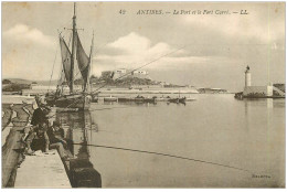 06 ANTIBES. Port Et Fort Carré. Pêcheurs à La Ligne - Antibes - Les Remparts