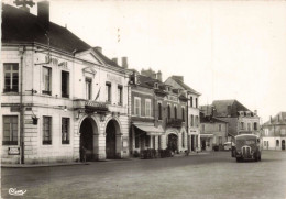 18 - SANCOINS _S27363_ Place De La Libération Et Hôtel De Ville - COMBIER - Automobile - CPSM 15x10 Cm - Sancoins